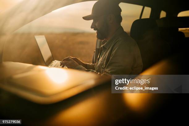 akkerlieden beheersing van zijn akker - farming technology stockfoto's en -beelden