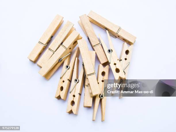wooden clothes clips isolated on white back ground - tranca de roda - fotografias e filmes do acervo