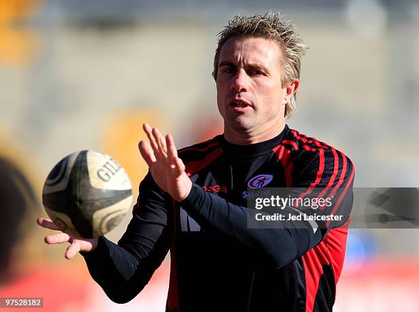 Justin Marshall of Saracens passes a ball before the game during the Guinness Premiership match between Leeds Carnegie and Saracens at Headingley...