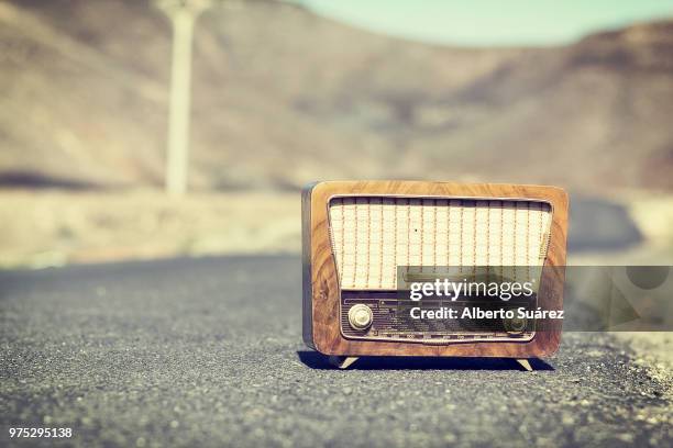 music on the road - radio hardware audio imagens e fotografias de stock