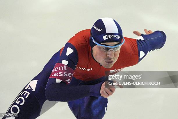 Netherland's Jan Smeekens competes in the men's 500m Speed Skating race of the ISU World Cup in the eastern German city of Erfurt on March 7, 2010....