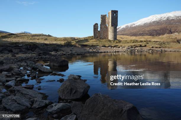 ardvreck castle reflection, loch assynt, scottish highlands - ardvreck castle stock-fotos und bilder