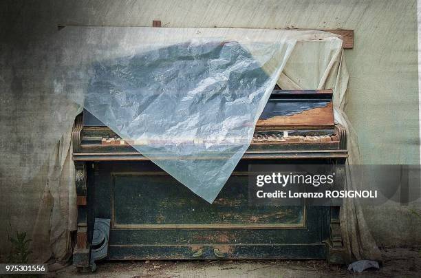 bonjour tristesse .... adieu mon amour .... - tristesse fotografías e imágenes de stock