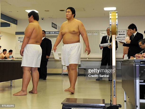 Ryoya Tatsu , 193 centimeters tall and 145 kirograms at the age of fifteen, receieves the medical checks for Grand Sumo new apprentices at Osaka...