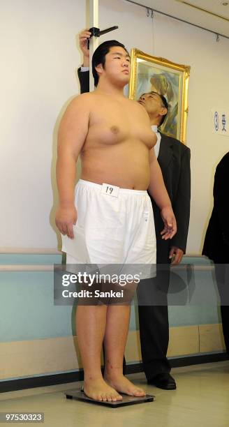 Ryoya Tatsu, 193 centimeters tall and 145 kirograms at the age of fifteen, receieves the medical checks for Grand Sumo new apprentices at Osaka...