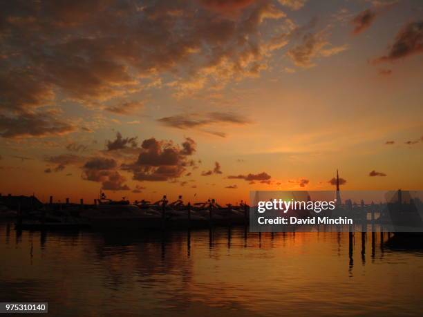 dubai creek sunset - david minchin stock-fotos und bilder