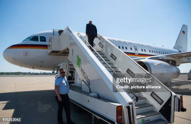 May 2018, Germany, Berlin: German Economic and Energy Minister Peter Altmaier of the Christian Democratic Union boards a Luftwaffe plane of the model...