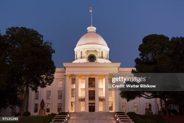 alabama state capitol, dusk - montgomery alabama stockfoto's en -beelden