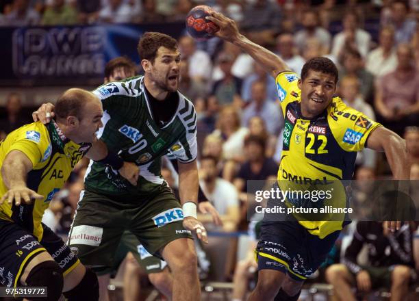 May 2018, Germany, Berlin: Handball: Bundesliga, Fuechse Berlin vs Rhein-Neckar Loewen at Max-Schmeling-Halle: Rhein-Neckar Loewen's Mads Mensah...