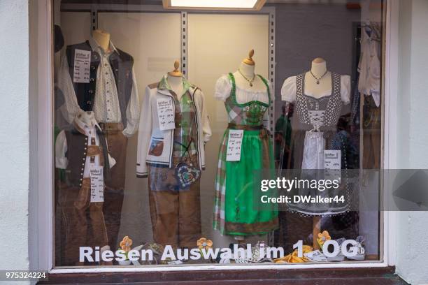 deutsche trachten im bayerischen storefront - dießen stock-fotos und bilder