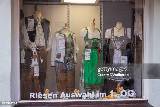 abbigliamento tradizionale tedesco in vetrina bavarese - diessen am ammersee foto e immagini stock