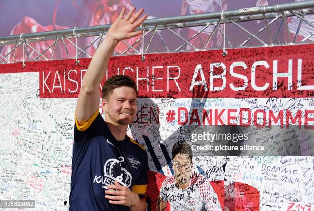 May 2018, Germany, Leipzig: Soccer: Bundesliga: RB Leipzig at the Red Bull Arena: Dominik Kaiser waves to the spectators. A farewell match takes...
