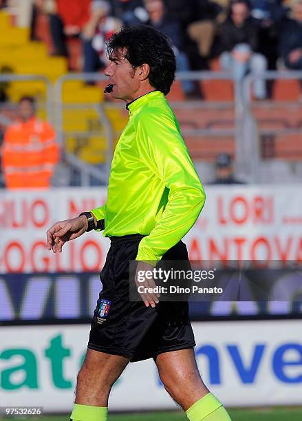 Mauro Bergonzi the referee looks on during the Serie B match between AC Mantova v US Lecce at Danilo Martelli Stadium on March 6, 2010 in Mantova,...