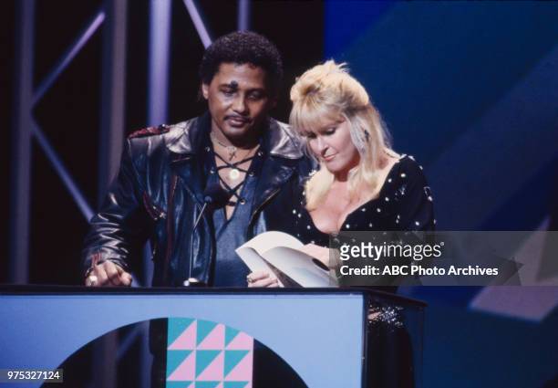 Los Angeles, CA Aaron Neville, Lita Ford presenting on the 17th Annual American Music Awards, Shrine Auditorium, January 22, 1990.