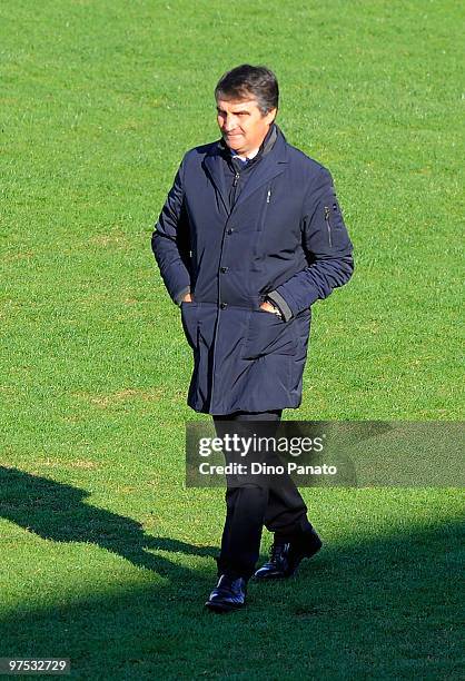 Head coach of Lecce Luigi De Canio looks on during the Serie B match between AC Mantova v US Lecce at Danilo Martelli Stadium on March 6, 2010 in...