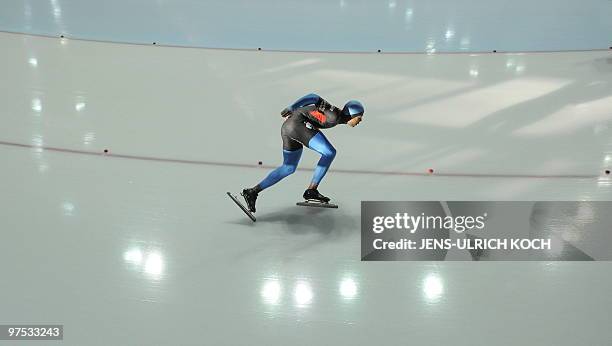 S Shani Davis competes in the men's 1000m Speed Skating race of the ISU World Cup in the eastern German city of Erfurt on March 7, 2010. Davis won...