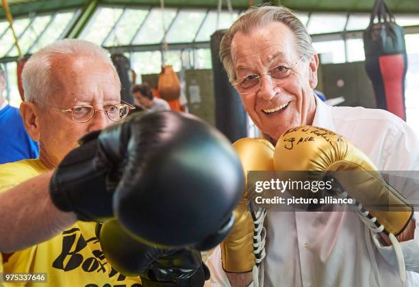 May 2018, Germany, Dortmund: Franz Muentefering , chairman of the Bundesarbeitsgemeinschaft der Senioren-Organisationen , takes a boxing class of...