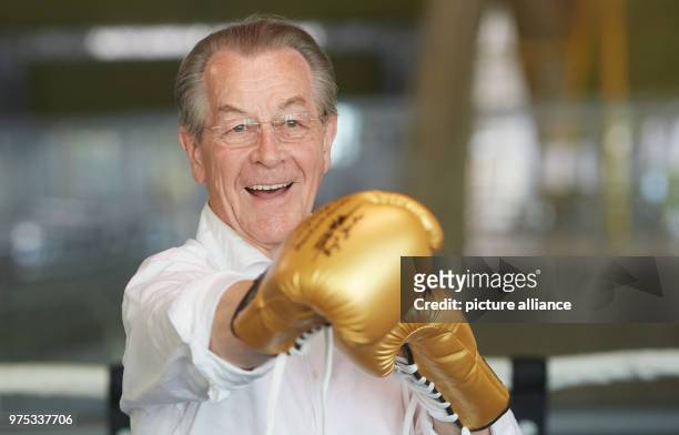 May 2018, Germany, Dortmund: Franz Muentefering , chairman of the Bundesarbeitsgemeinschaft der Senioren-Organisationen , takes a boxing class during...