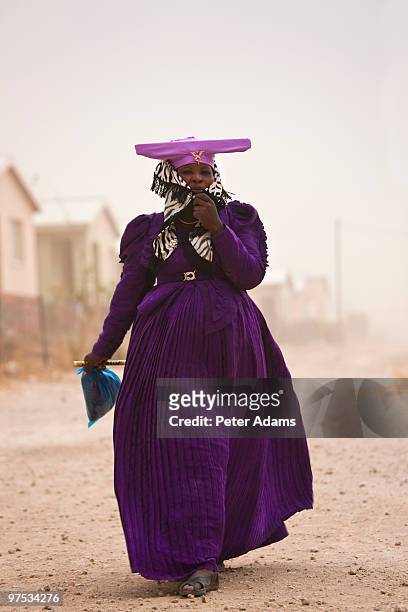 herero woman, opuwo, namibia - opuwo tribe stock-fotos und bilder