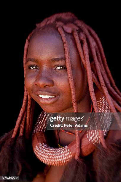 young himba woman, kaokoland, namibia, africa - himba photos et images de collection