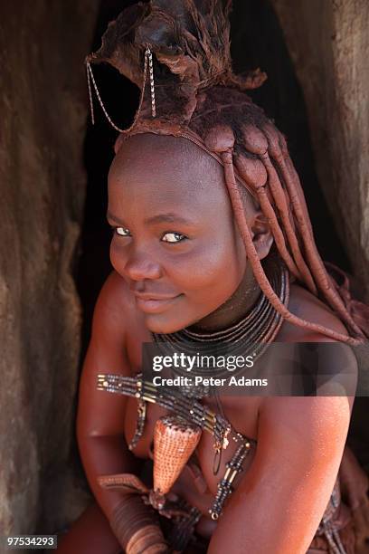 smiling himba woman, kaokoland, namibia - himba stock-fotos und bilder