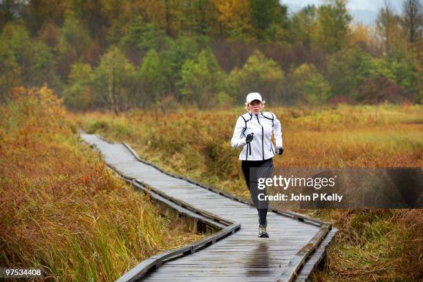 woman running - john p kelly stockfoto's en -beelden