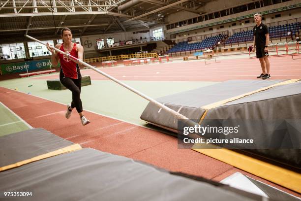 May 2018, Germany, Leverkusen: Pole-jumper Katharina Bauer of TSV Bayer 04 Leverkusen. Her coach Leszek Klima follows the jump. Photo: Marius...