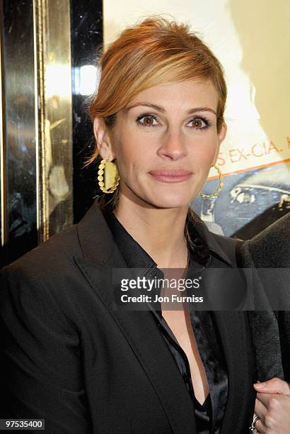 Actress Julia Roberts attends the Duplicity film premiere held at the Empire Leicester Square on March 10, 2009 in London, England.