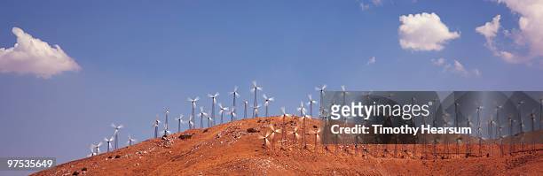 wind generators on hillside - timothy hearsum photos et images de collection