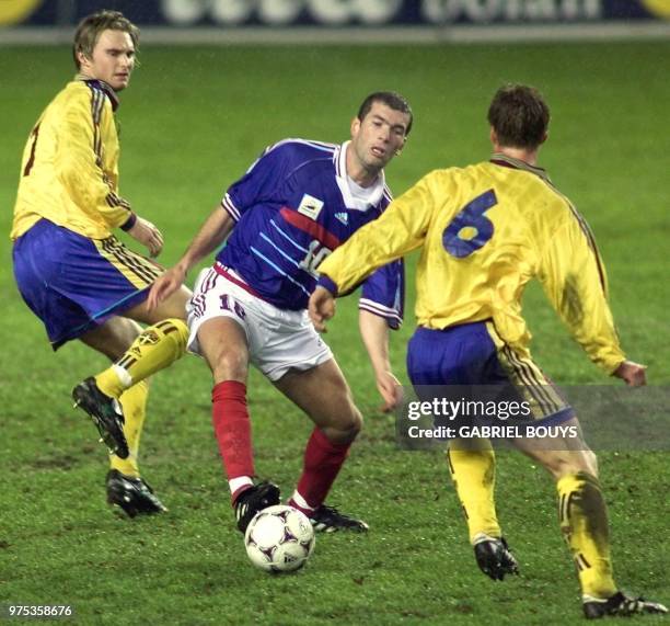 Le milieu français Zinedine Zidane est cerné par les suédois Andreas Andersson et Stephan Schwarz , le 22 avril à Stocholm, lors de la rencontre...