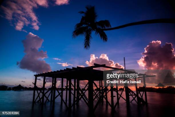 sunrise over mabul island, sabah - mabul island fotografías e imágenes de stock