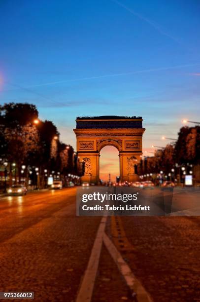 l'arc de triomphe in sunset - larc stock pictures, royalty-free photos & images