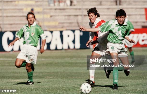 Frank Palomino de la seleccion de Peru persigue la pelota bajo la marca de los jugadores bolivianos Miguel Angel Rimba y Vladimir Soria 15 junio...