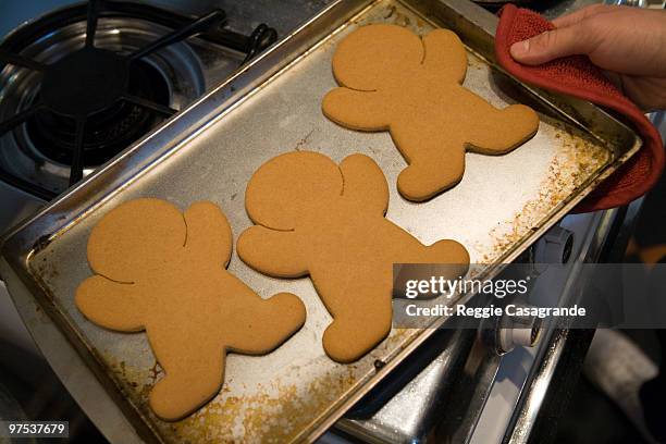 gingerbread cookies - figurita de jengibre fotografías e imágenes de stock