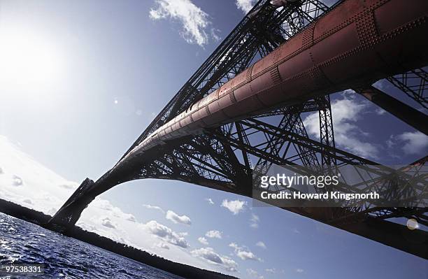 forth rail bridge - railway bridge stockfoto's en -beelden