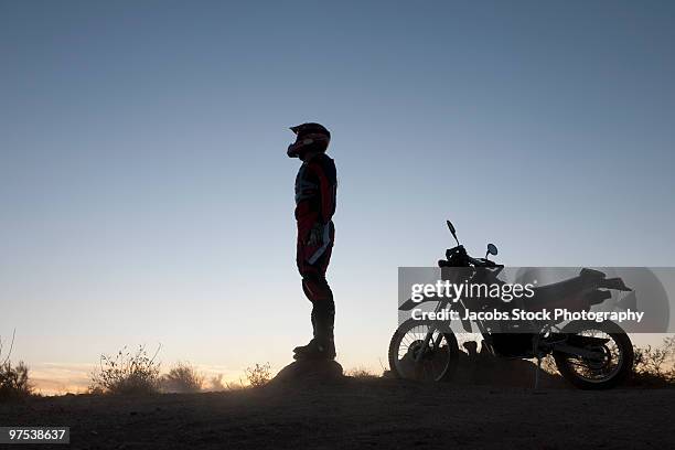 motocross rider in desert - casco moto blanco fotografías e imágenes de stock