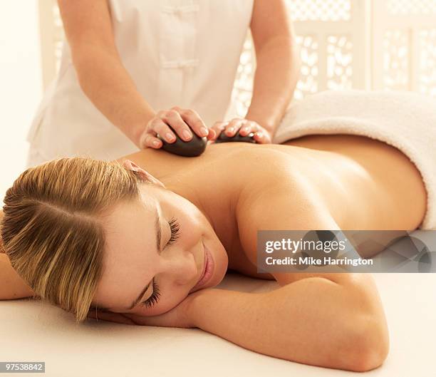 hot stone massage - terapia lastone fotografías e imágenes de stock