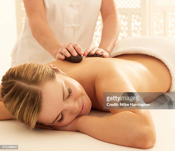 hot stone massage - lastone terapi bildbanksfoton och bilder