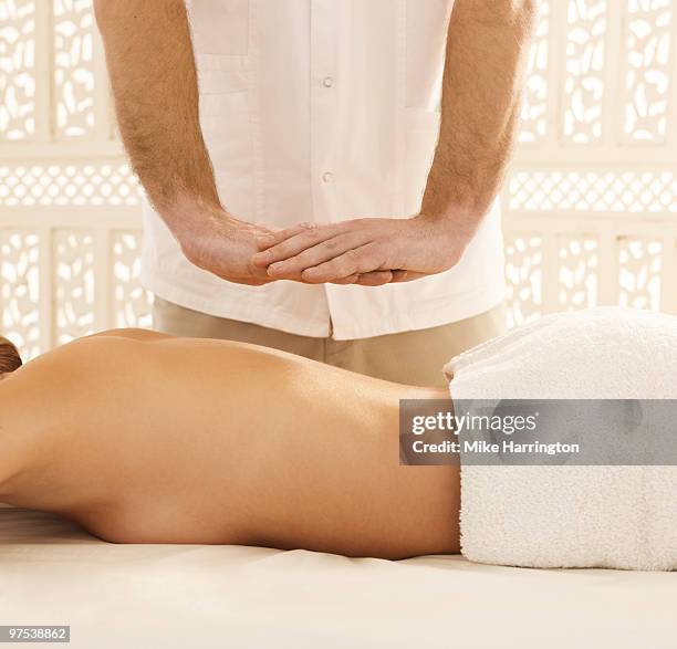 reiki therapy - reiki fotografías e imágenes de stock