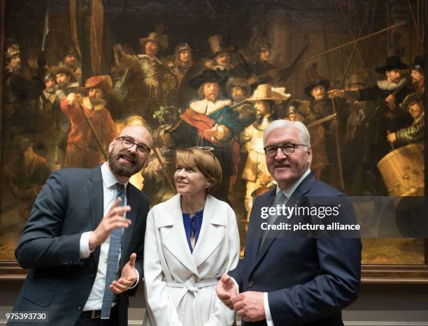 May 2018, Netherlands, Amsterdam: German President Frank-Walter Steinmeier and his wife Elke Buedenbender view the Rembrandt painting "The Night...