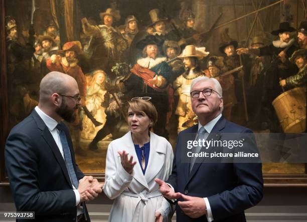 May 2018, Netherlands, Amsterdam: German President Frank-Walter Steinmeier and his wife Elke Buedenbender view the Rembrandt painting "The Night...