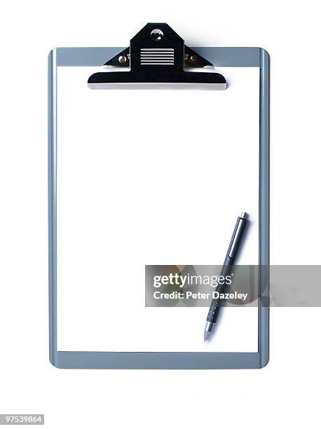 clipboard on white background with copy space - tablilla con sujetapapeles fotografías e imágenes de stock