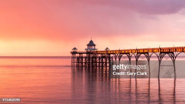 clevedon pier at sunset, clevedon, somerset, england, uk - clevedon pier stockfoto's en -beelden