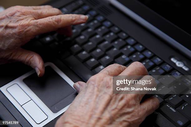 senior citizen using a laptop - shana novak stockfoto's en -beelden