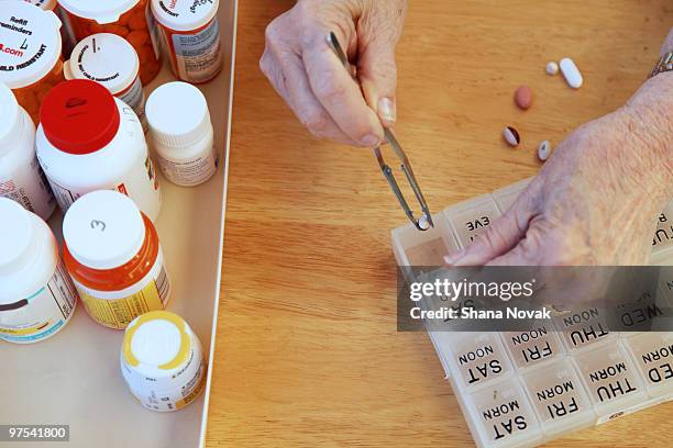 pill organizing - shana novak imagens e fotografias de stock