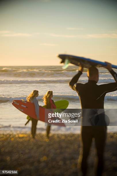 family about to go surfing together - surf souleil stock-fotos und bilder