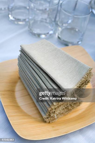 eco-friendly party supplies - viereckiger teller stock-fotos und bilder