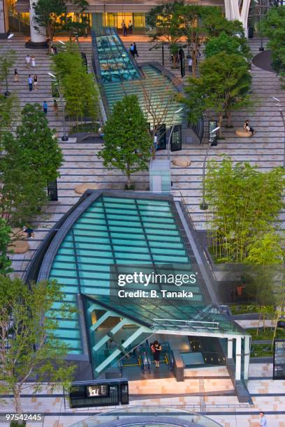 central plaza at midtown tokyo - barrio de minato fotografías e imágenes de stock