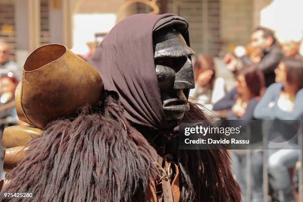 cavalcata sarda festival mask, sardinia, italy - abiti da cerimonia foto e immagini stock