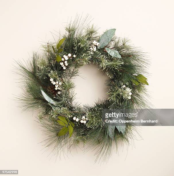 circular christmas wreath on plain background - holiday wreath stockfoto's en -beelden